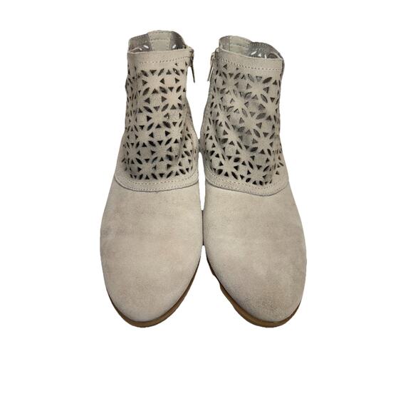 Baretraps Garin Ankle Boot Laser Cut Bootie Taupe Suede Leather, Womens Sz 9 - Picture 3 of 5